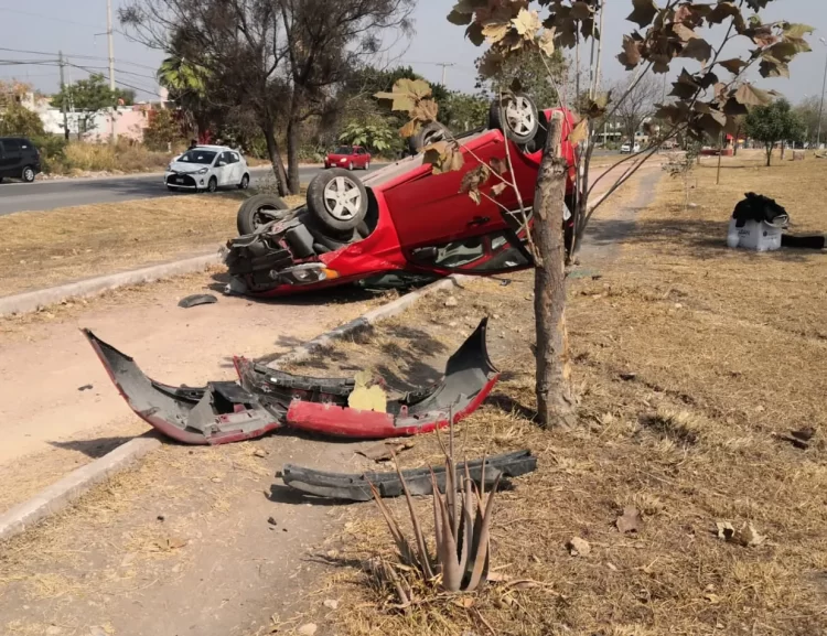Por esquivar bache vuelca su auto en Colinas San Roberto