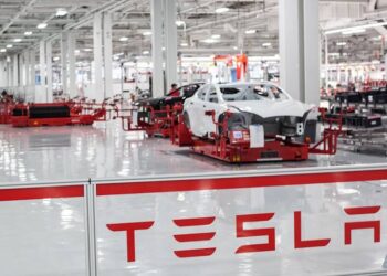 Celebran  decisión de asentar industria de autos eléctricos Tesla en Nuevo León 