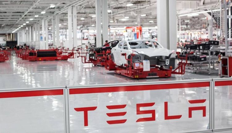 Celebran  decisión de asentar industria de autos eléctricos Tesla en Nuevo León 