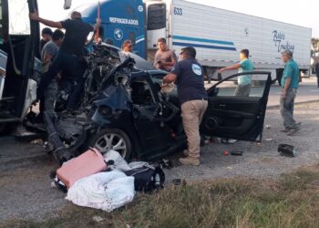 Embiste autobús dos vehículos, muere una mujer
