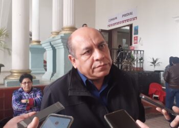 Piden a tianguistas de “Plaza de los Héroes” limpiar las banquetas y calles