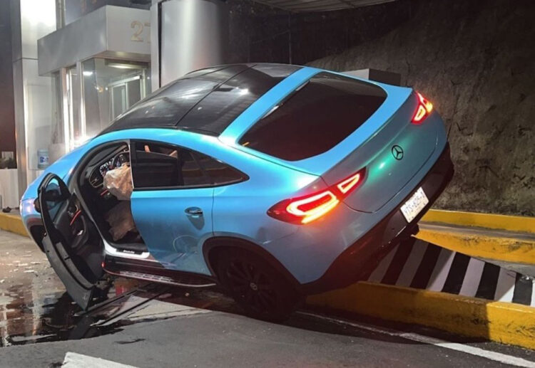 Yeri Mua choca su Mercedez Benz