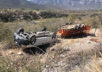 Salva la vida de milagro: se va a voladero con su camioneta