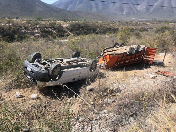 Salva la vida de milagro: se va a voladero con su camioneta