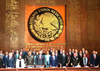 Insta López Obrador a luchar por ideales en el marco del aniversario de la Constitución