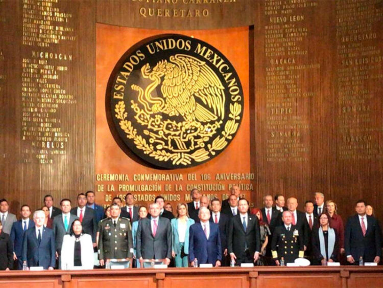 Insta López Obrador a luchar por ideales en el marco del aniversario de la Constitución