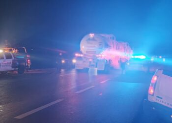 Familia se lesiona al volcar camioneta en Jiménez