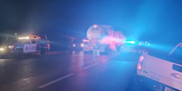 Familia se lesiona al volcar camioneta en Jiménez