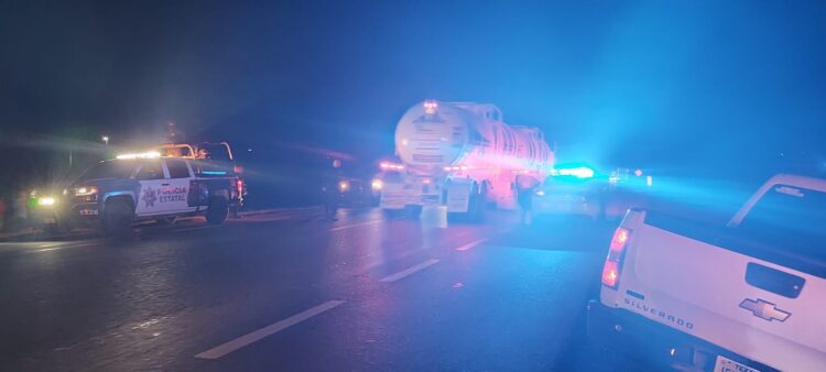 Familia se lesiona al volcar camioneta en Jiménez