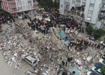 Terremoto en Turquía y en Siria deja más de 2 mil 300 muertos