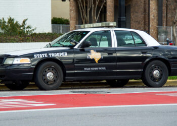 Arrestan a 2 estudiantes con arma en preparatoria de Texas