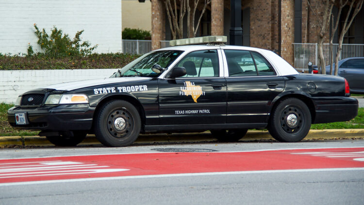 Arrestan a 2 estudiantes con arma en preparatoria de Texas
