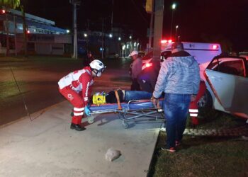 Cuatro lesionados al estrellarse vehículo  con agencia de autos