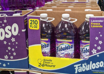 Millones de botellas de Fabuloso son retiradas por riesgo de contaminación con bacterias