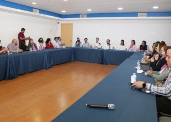 Comerciantes de Victoria, escuchan propuestas de candidato a senador