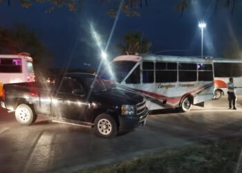 Dos menores heridos al chocar camioneta contra un microbús