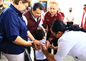 Supervisa alcalde vacunación anti COVID en escuelas de Victoria