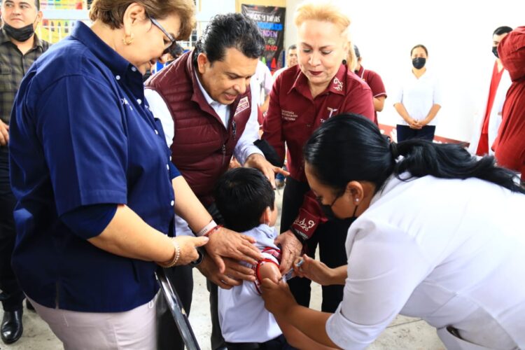 Supervisa alcalde vacunación anti COVID en escuelas de Victoria
