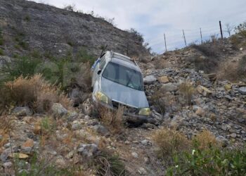 Profesor de educación física vuelca camioneta en ruta Victoria-Tula