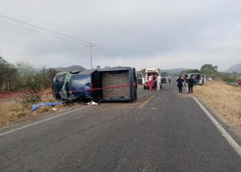 Muere uno al volcar camioneta