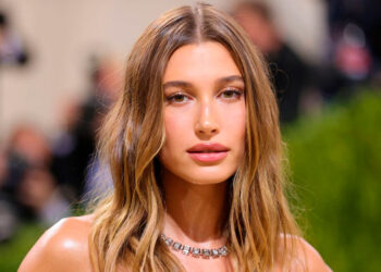 Pasea Hailey Bieber en Cabo San Lucas