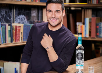 Carlos Rivera anuncia gira y promociona la magia del mezcal