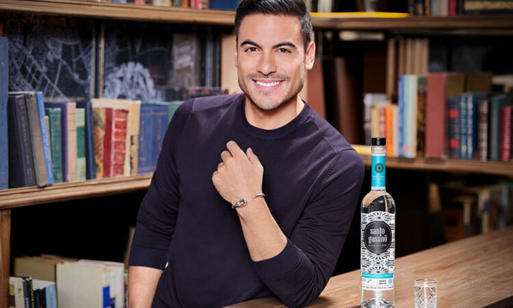 Carlos Rivera anuncia gira y promociona la magia del mezcal