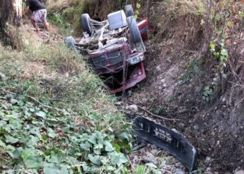 Camioneta termina su carrera en dren pluvial