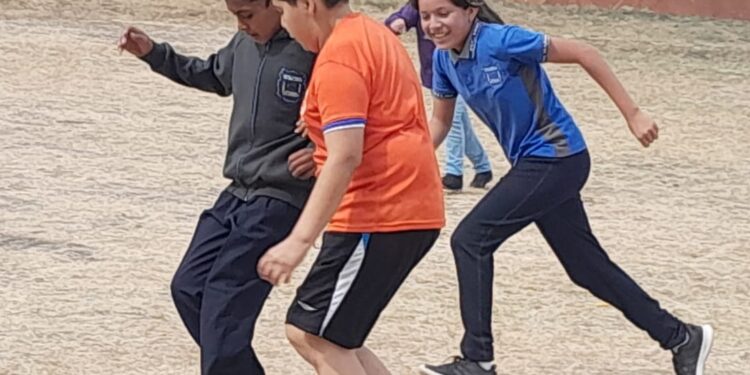 Beneficia Lalo Gattás a Primaria de Caballeros con material deportivo y porterías de fútbol