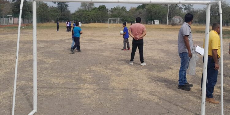Beneficia Lalo Gattás a Primaria de Caballeros con material deportivo y porterías de fútbol
