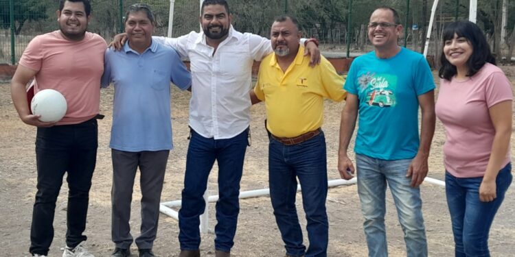 Beneficia Lalo Gattás a Primaria de Caballeros con material deportivo y porterías de fútbol