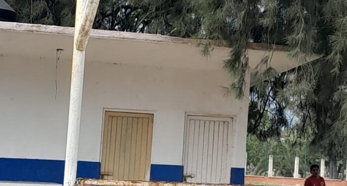 Beneficia Lalo Gattás a Primaria de Caballeros con material deportivo y porterías de fútbol
