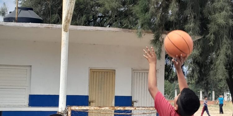 Beneficia Lalo Gattás a Primaria de Caballeros con material deportivo y porterías de fútbol