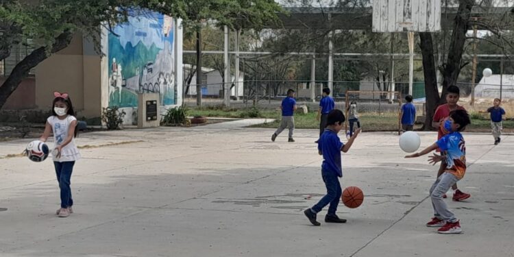Beneficia Lalo Gattás a Primaria de Caballeros con material deportivo y porterías de fútbol