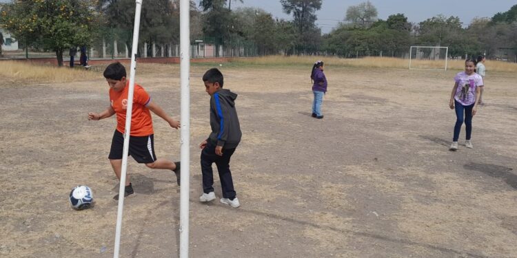 Beneficia Lalo Gattás a Primaria de Caballeros con material deportivo y porterías de fútbol