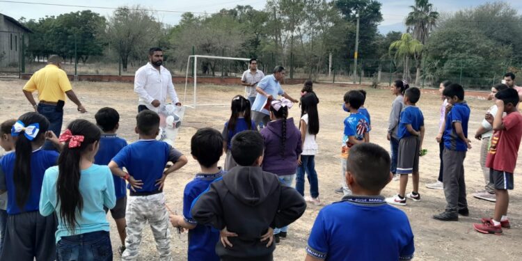 Beneficia Lalo Gattás a Primaria de Caballeros con material deportivo y porterías de fútbol