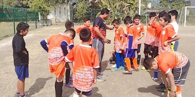Contundente inicio de Leones Negros en Futbol Infantil Municipal