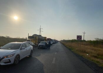 Volcadura de trailer causa cierre de carretera Victoria-Monterrey