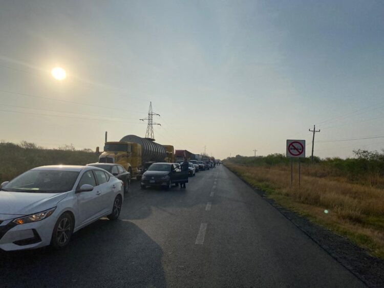 Volcadura de trailer causa cierre de carretera Victoria-Monterrey