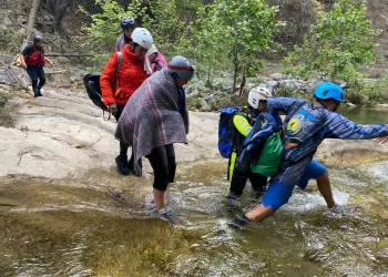 Rescatán a 20 excursionistas en NL