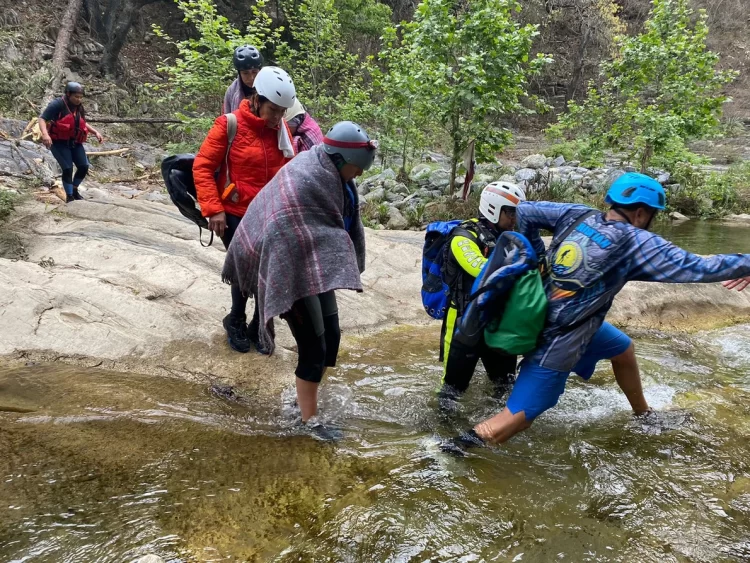 Rescatán a 20 excursionistas en NL