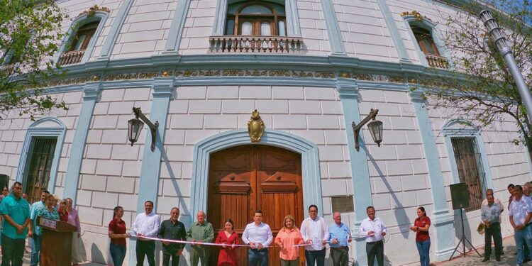 Reinstalan puerta principal del Palacio Municipal de Victoria rehabilitada 