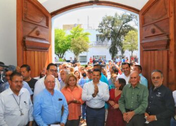 Reinstalan puerta principal del Palacio Municipal de Victoria rehabilitada 