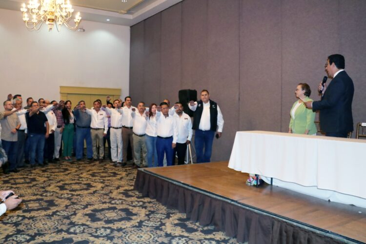 Alcalde Mario López toma protesta a nueva Asociación Estatal integrada por Ex a Tec