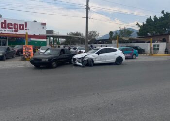 Provoca choque frente a Su Bodega-Eje Vial