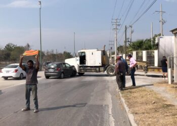 Genera caos vial choque de auto fit contra un trailer