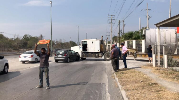Genera caos vial choque de auto fit contra un trailer