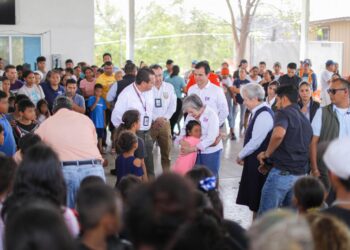 Recorre María de Villarreal el albergue de migrantes en Reynosa
