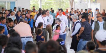 Recorre María de Villarreal el albergue de migrantes en Reynosa