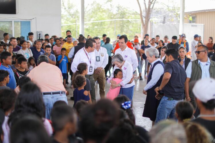 Recorre María de Villarreal el albergue de migrantes en Reynosa